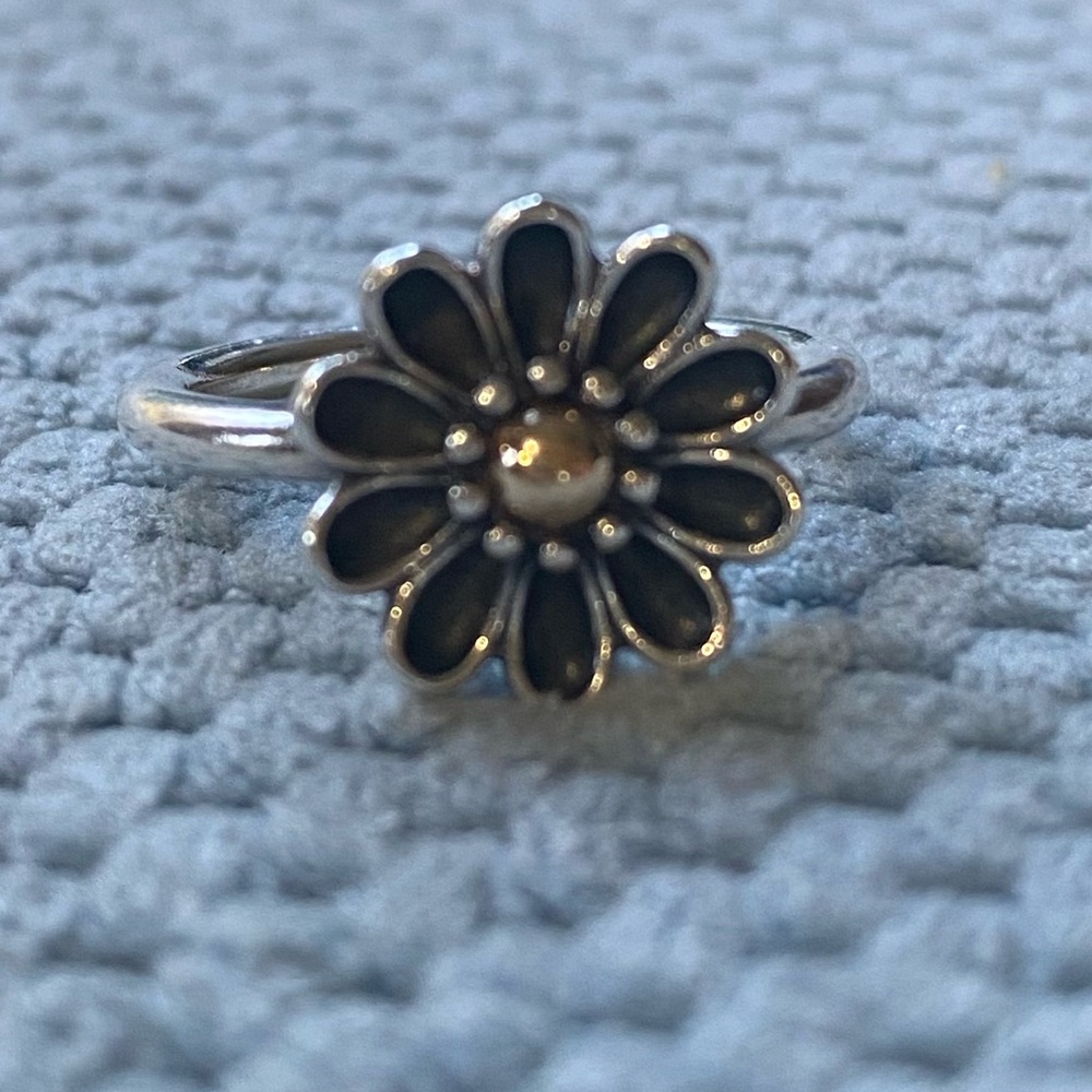 Beautiful Pandora Sterling Silver Daisy Ring with gold center size 50